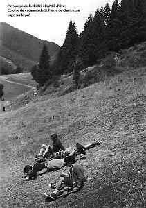 COLO JEUNE FRANCE Luge sur le pre